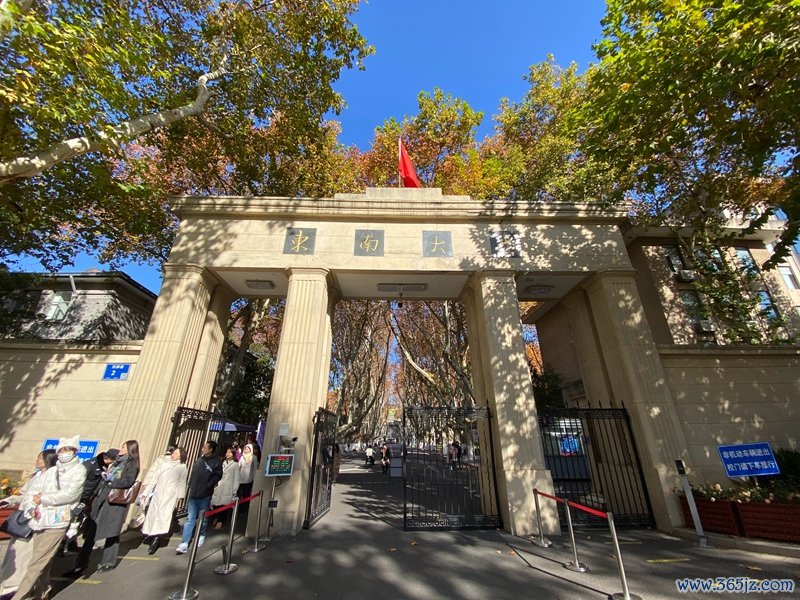 东南大学四牌坊校区的南门为建筑行家杨廷宝于上世纪30年代绸缪    影相/佟鑫