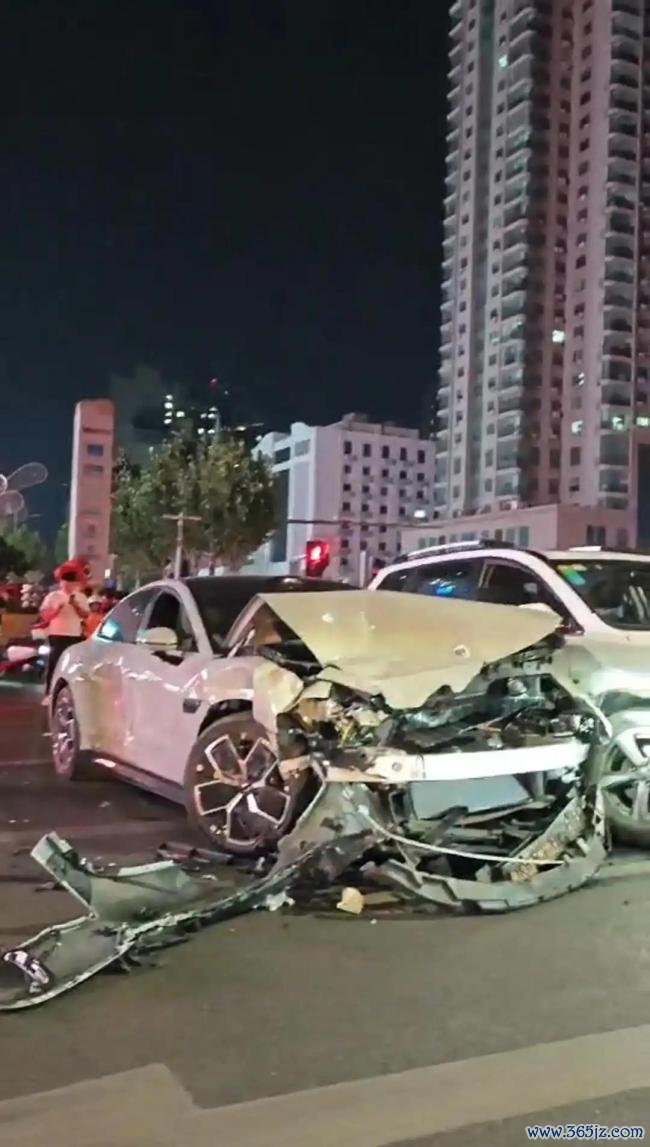 郑州一小米SU7连撞16辆车